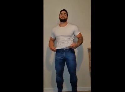 Homem gigante da pica pequena tira roupa e brinca com o cuzinho até gozar