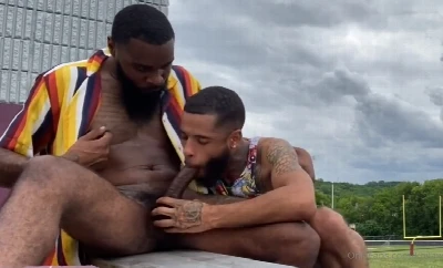 Puto barbudo deu pra caralho pra macho atrás do campo