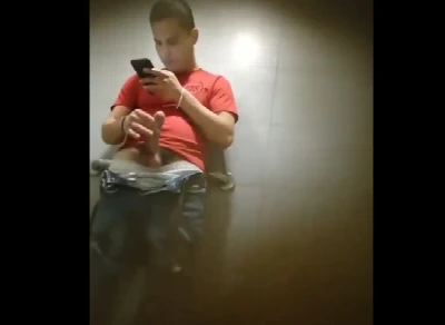 Carinha flagrou dotado batendo uma pelo furinho no banheirão