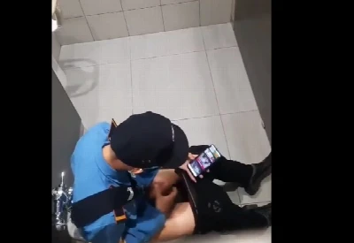 Garoto picudo bate punheta vendo pornozão no banheirão