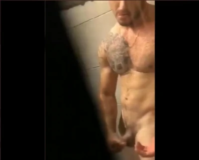 Flagra de macho sarado batendo punheta no banheiro da academia