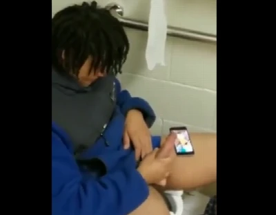 Bateu uma no banheirão vendo pornô hétero até que gozou