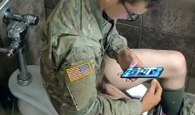 Garoto militar dos EUA gozando com ferramenta no banheirão