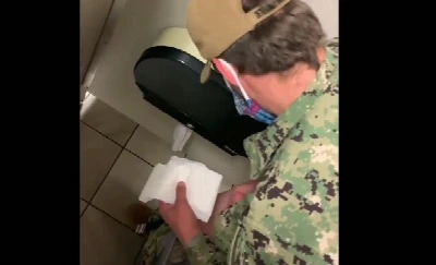 Safado do exercito aliviou o tesão no banheirão e gozou no papel