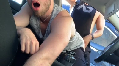 Gostoso lindo e safado deu o cu pra hétero desconhecido no estacionamento