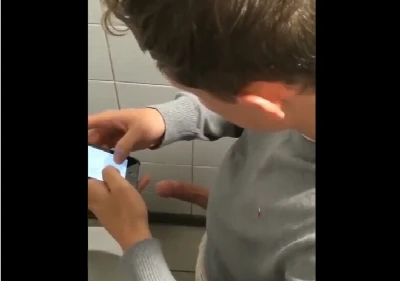 Loirinho gozou no banheirão vendo foto da pica de outro macho