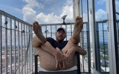 Urso delicioso brinca com o cu na sacada até gozar gostoso