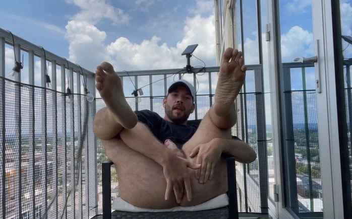 Urso delicioso brinca com o cu na sacada até gozar gostoso