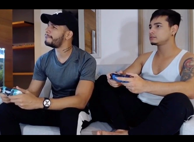 Foi jogar videogame com o brother e acabou tomando no cu