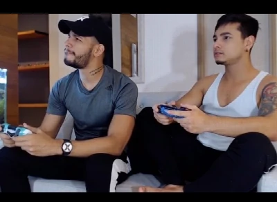 Foi jogar videogame com o brother e acabou tomando no cu