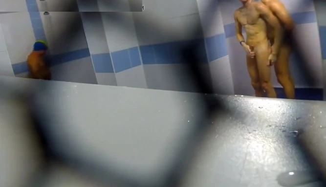 Garotos ficam de pau duro e fazem broderagem na ducha do clube