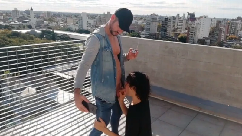 Puto safado leva pica de macho na sacada do prédio e deixa filmar
