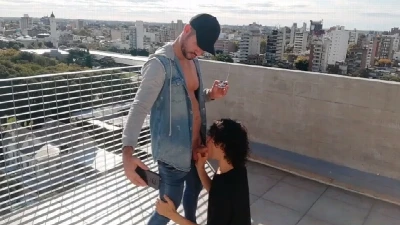 Puto safado leva pica de macho na sacada do prédio e deixa filmar