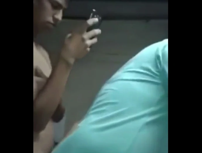 Tiozão deu pro sobrinho dotado enquanto ele joga no celular