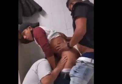 Putos não perdoam e são flagrados fodendo no banheirão público