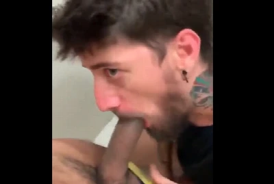 Preto safado foi fazer tattoo e gozou na boca do tatuado brasileiro