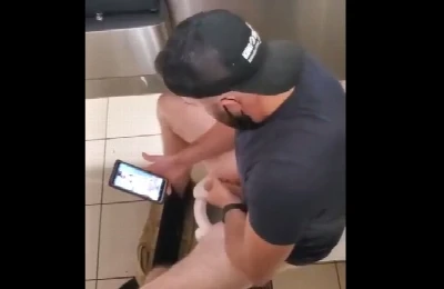 Hétero toca uma vendo nudes e é flagrado gozando no banheirão