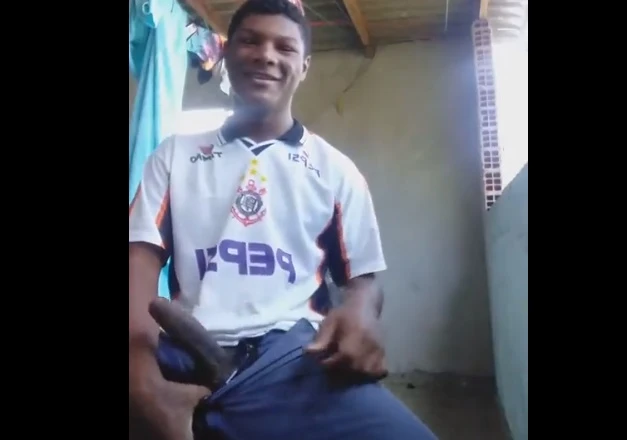 Primo do Garoto Ryan flagra ele na punheta e fica sem graça