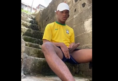 Garoto Ryan gozando na escadaria da favela quase foi pego