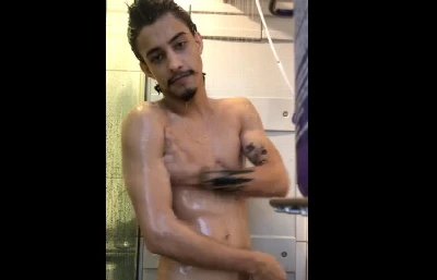 Brasileiro Renato grava banho de pau duro pro Onlyfans