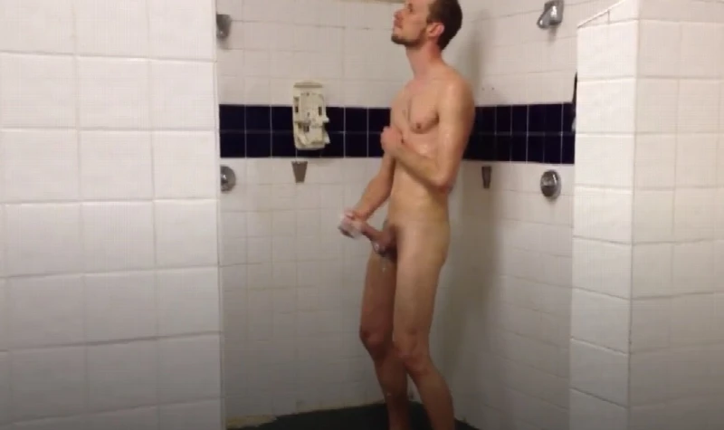 Filmou escondido puto ousado batendo uma no vestiário