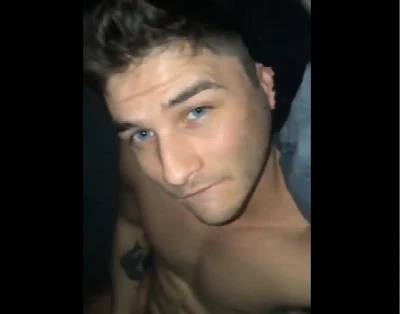 Boy maravilhoso se sujando todo de porra quente