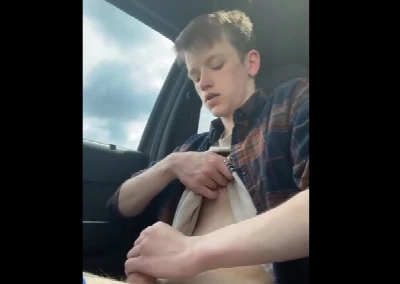 Pivete batendo punheta no carro dos pais escondido