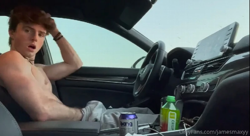 Novinho James Maxyy bate punheta e goza roçando no carro