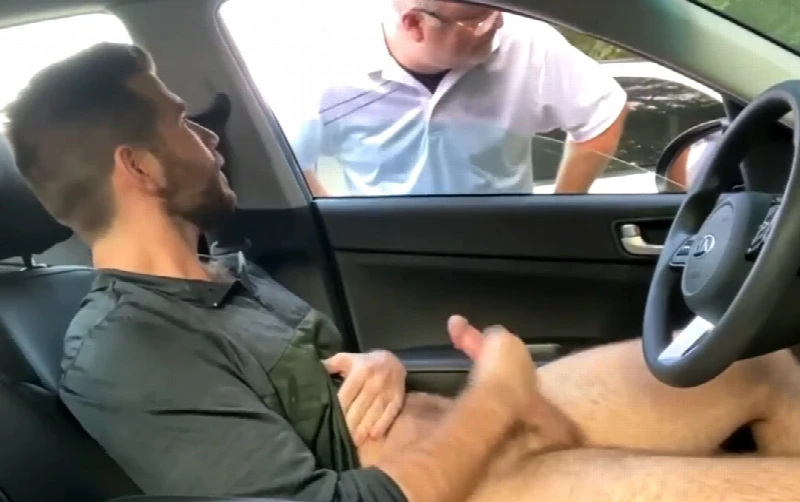 Puto coleciona punhetas dentro do carro com outros caras vendo