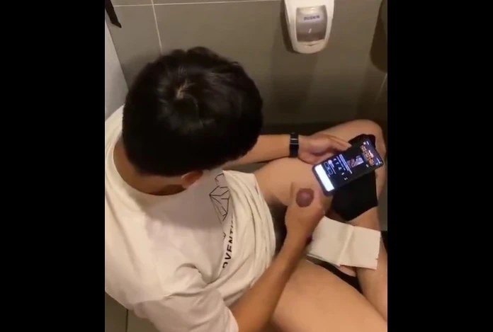 Novinho do pauzão gozando no banheiro publico