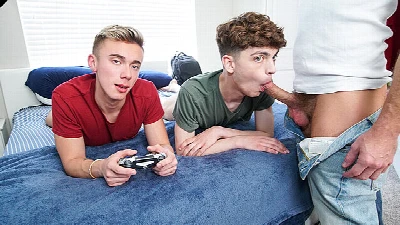 Garotos não param de jogar enquanto tiozão mete a pica nos dois