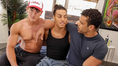 Dois putos fazem de novinho novo brinquedo e fodem ele