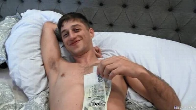 Czechhunter 644 - Garoto não resistiu a oferta e caiu na pica sorrindo