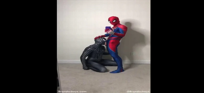 Homem aranha vermelho gozando na boca do homem aranha preto
