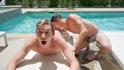 Se aproveitando do meio-irmão na piscina e enfiando a piroca no cu dele