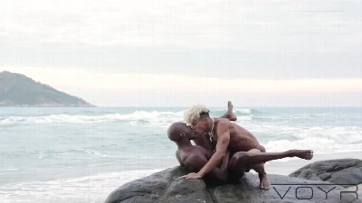 OnlyFans - Elijah Zayne comendo seu macho, o Rhyheim, na praia