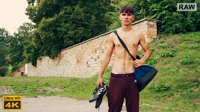 Vincent Hrad é abordado na rua e topa algumas aventuras em troca de grana