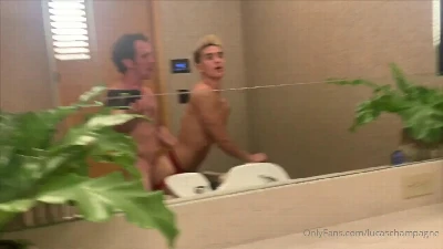 Lucas Champagne tomando no cu no banheiro e gravou tudo!!!