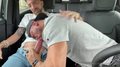 Uber macho dotado dando pra passageiro e gravando tudo!