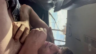 Novinho chupando uma pica dentro do carro enquanto macho grava tudo