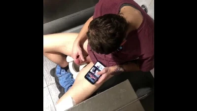 Garoto hetero dotado gozando na cabine do banheirao