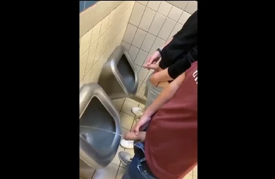 Garotos batendo uma e mijando no banheirão