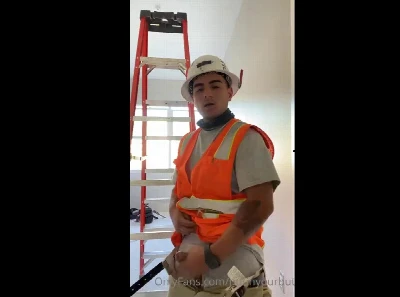 Trabalhador gozando na obra e filmando tudo cai na internet