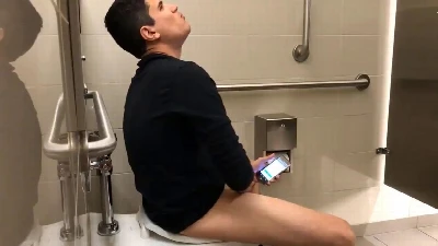 Hétero super dotado é gravado gozando no banheirão