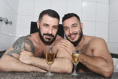 Casal Bruno e Ramon comemorando a virada de 2023