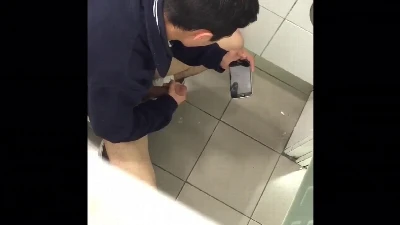 Jato de porra foi bem longe em punheta no banheirao