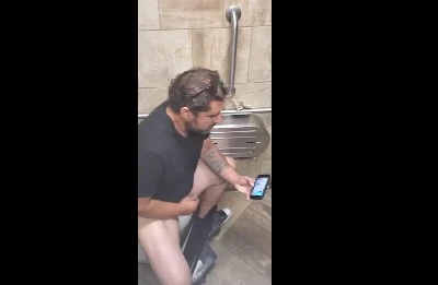 Tiozão gozando no banheirão assistindo pornô Hétero