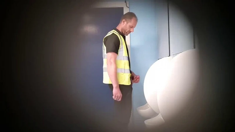 Video segurança hetero de pau duro no banheirao