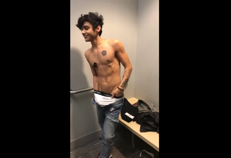 Gozando no provador da loja com dedo no cu