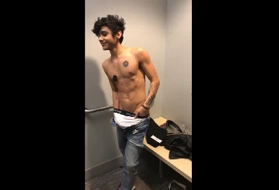 Gozando no provador da loja com dedo no cu